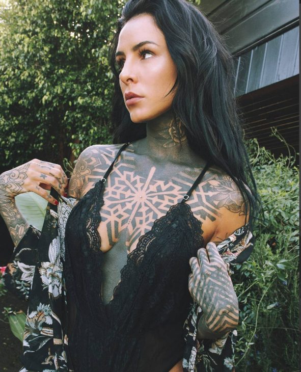Discover the Enchanting Body Art of María Candelaria Tinelli: The Argentine Model Redefining Tattooed Beauty.